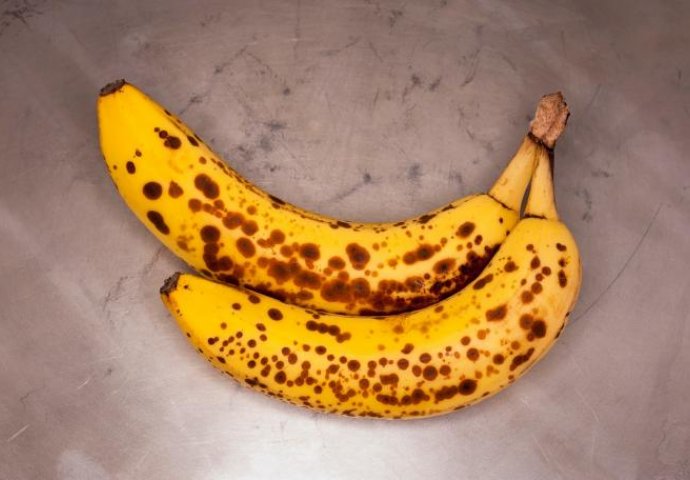 Read more about the article JESTE LI SE IKADA ZAPITALI: Evo šta se desi kada pojedete bananu sa CRNIM MRLJAMA!