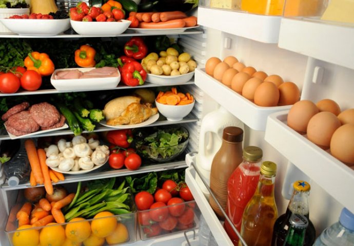You are currently viewing ČITAV ŽIVOT OVO RADITE POGREŠNO: Evo zašto paradajz ne smijete stavljati u frižider
