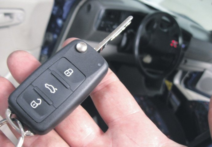 You are currently viewing Šta učiniti kada vam ključevi od auta ostanu zaključani u autu?!