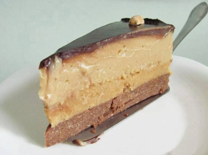 Read more about the article SNICKERS TORTA – BEZ PEČENJA, BOMBA OD TORTE