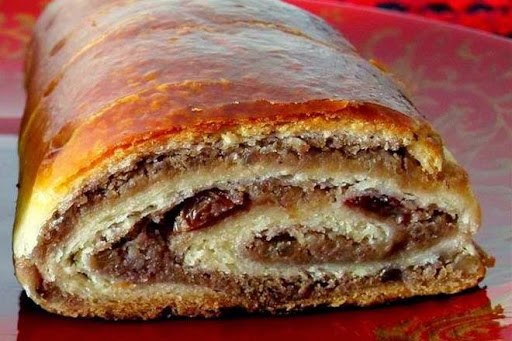 Read more about the article FINA ŠTRUDLA SA ORASIMA: Klasični kolač koji nikada ne gubi svoju draž