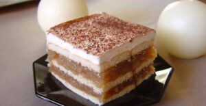 Read more about the article KOLAČ ‘LEDENE JABUKE’: Mirisan, osvježavajući kolač, bez pečenja biskvita…