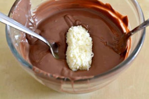 Read more about the article Za sve ljubitelje kokosa recept za savrsene Bounty cokoladice.