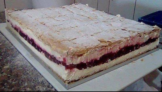 You are currently viewing ŠVEDSKA KREMPITA: Fin, lagan i osvježavajući kolač od višanja
