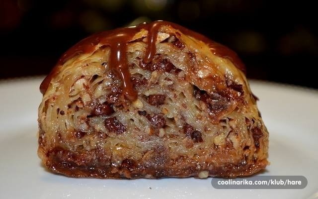 You are currently viewing Čokoladna rolana baklava (choco chip baklava rollade)