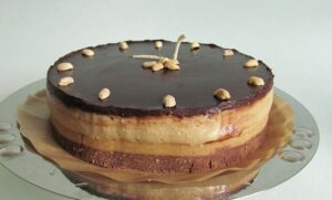 Read more about the article SNICKERS TORTA BEZ PEČENJA. BOMBA OD TORTE