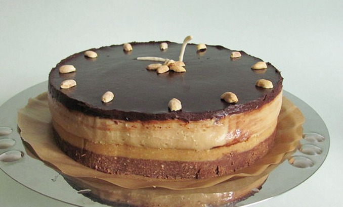 You are currently viewing SNICKERS TORTA BEZ PEČENJA. BOMBA OD TORTE