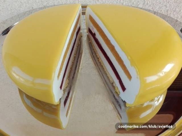 You are currently viewing NAUČITE TRIK ZA PAR MINUTA: Staklena glazura za kolače i torte – Vrijeme je da i vi naučite! (RECEPT)