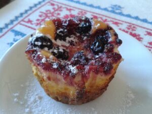Read more about the article Mini torte od sira sa šumskim voćem