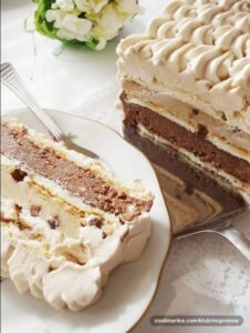Read more about the article Cappuccino torta – Lagana torta za sve ljubitelje čokolade i kafe sa puno krema, krckavim grilijašom i beze koricama!