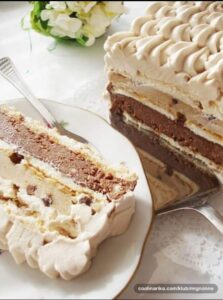Read more about the article Cappuccino torta – Lagana torta za sve ljubitelje čokolade i kafe sa puno krema, krckavim grilijašom i beze koricama!