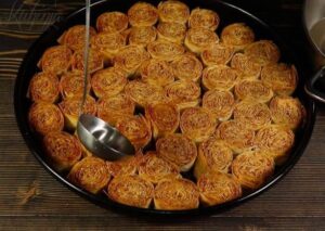 Read more about the article BOSANSKE RUŽICE S ORASIMA: Tradicionalni zaliveni kolač koji se lako pravi, a neodoljivo podseća na baklavu